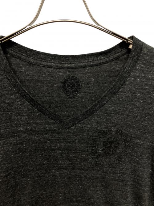 CHROME HEARTS（クロムハーツ）CHROME HEARTS (クロムハーツ) American Flag Dagger V-neck Tee グレー サイズ:Mの古着・服飾アイテム
