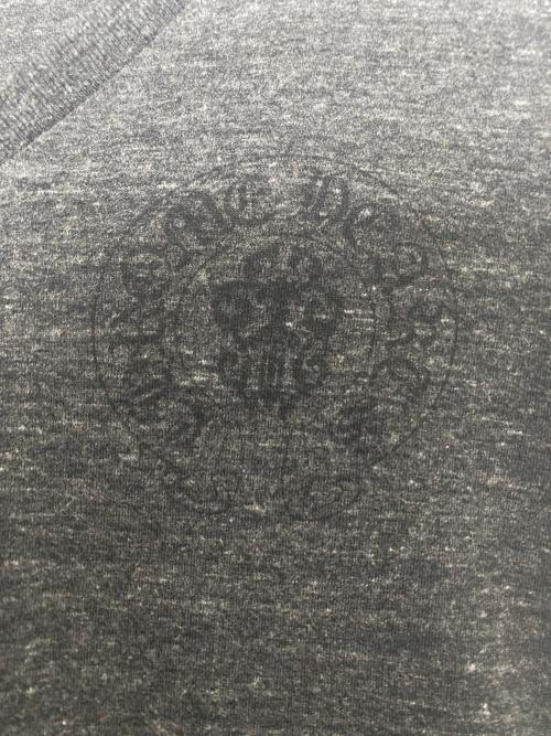 CHROME HEARTS（クロムハーツ）CHROME HEARTS (クロムハーツ) American Flag Dagger V-neck Tee グレー サイズ:Mの古着・服飾アイテム