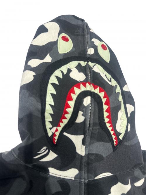 A BATHING APE（アベイシングエイプ）A BATHING APE (アベイシングエイプ) シャークパーカー ブラック×グレー サイズ:Sの古着・服飾アイテム