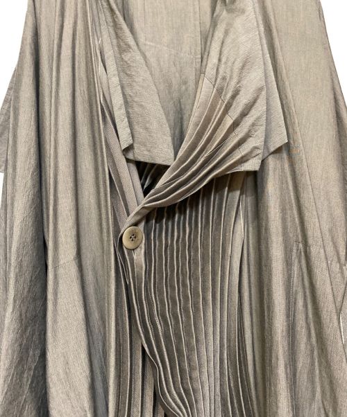 ISSEY MIYAKE（イッセイミヤケ）ISSEY MIYAKE (イッセイミヤケ) プリーツコート グレー サイズ:2の古着・服飾アイテム