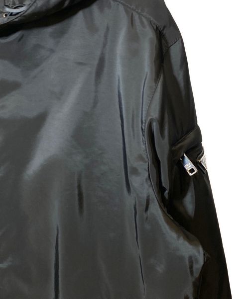 PRADA（プラダ）PRADA (プラダ) ロゴプレートフーデッドブルゾン ブラック サイズ:Mの古着・服飾アイテム