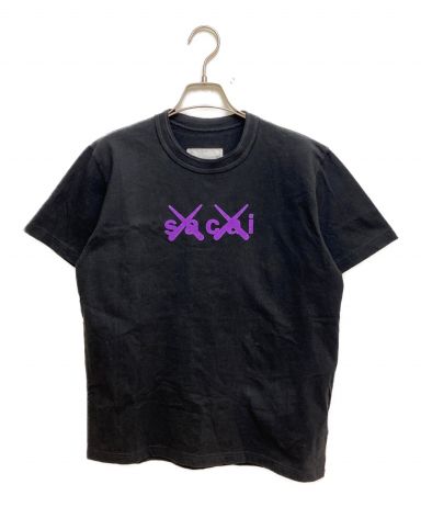 sacai KAWS TOKYO FIRST 会場限定 Tシャツ カウズ サカイ 中古・古着通販】sacai (サカイ) KAWS (カウズ) ロゴプリントTシャツ