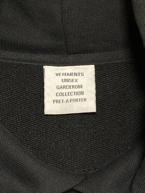 VETEMENTS（ヴェトモン）VETEMENTS (ヴェトモン) プリントフーディ ブラック サイズ:Mの古着・服飾アイテム