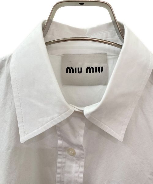 MIU MIU（ミュウミュウ）MIU MIU (ミュウミュウ) ロゴパッチポプリンシャツ ホワイト サイズ:36の古着・服飾アイテム