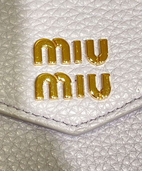 MIU MIU（ミュウミュウ）MIU MIU (ミュウミュウ) ヴィッテロダイレザーカードケース スカイブルーの古着・服飾アイテム