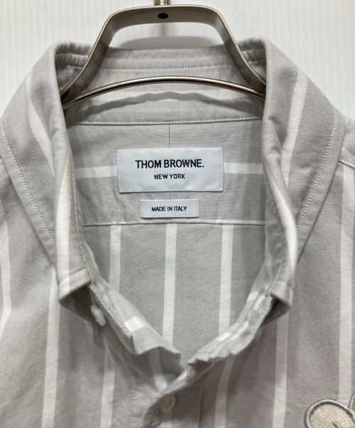 Thom Browne（トムブラウン）Thom Browne (トムブラウン) 22AW フローラルアップリケストライプシャツ グレー サイズ:2の古着・服飾アイテム