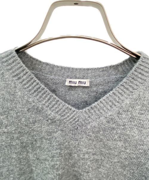 MIU MIU（ミュウミュウ）MIU MIU (ミュウミュウ) カットオフショート丈ニット グレー サイズ:38の古着・服飾アイテム