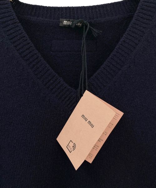 MIU MIU（ミュウミュウ）MIU MIU (ミュウミュウ) Vネックバックロゴニット ネイビー サイズ:52 未使用品の古着・服飾アイテム