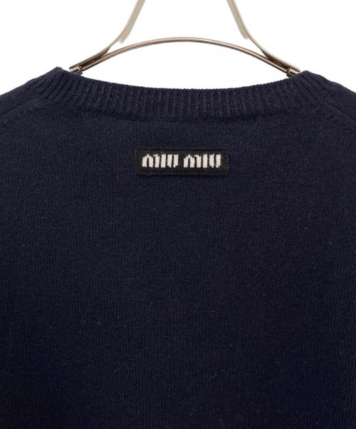 MIU MIU（ミュウミュウ）MIU MIU (ミュウミュウ) Vネックバックロゴニット ネイビー サイズ:52 未使用品の古着・服飾アイテム