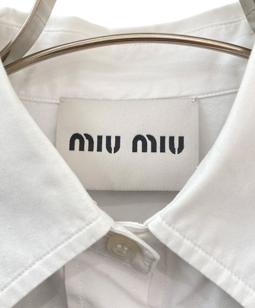 MIU MIU（ミュウミュウ）MIU MIU (ミュウミュウ) コットンポプリン ロゴパッチシャツ ホワイト サイズ:36の古着・服飾アイテム