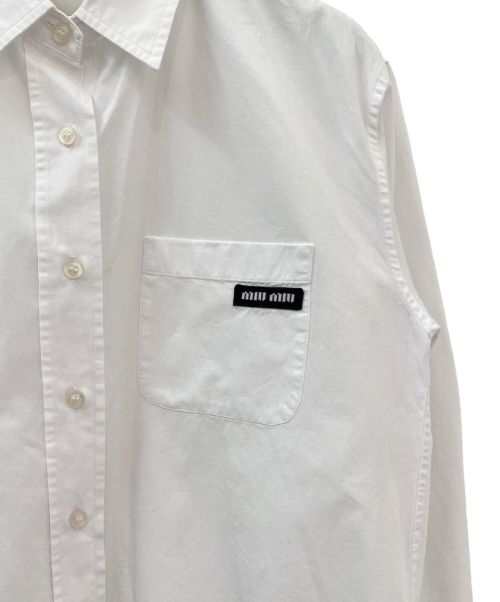 MIU MIU（ミュウミュウ）MIU MIU (ミュウミュウ) コットンポプリン ロゴパッチシャツ ホワイト サイズ:36の古着・服飾アイテム