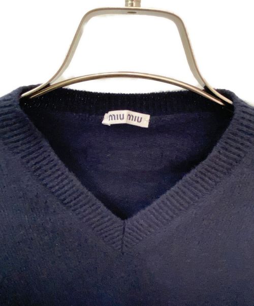 MIU MIU（ミュウミュウ）MIU MIU (ミュウミュウ) Vネックバックロゴニット ネイビー サイズ:38の古着・服飾アイテム