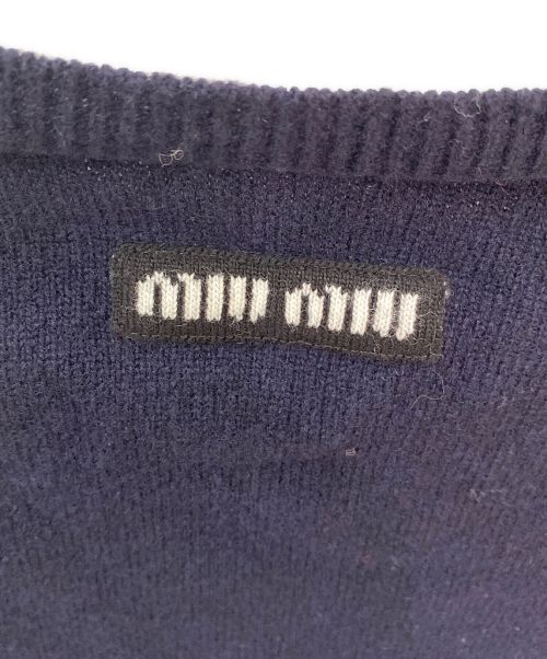 MIU MIU（ミュウミュウ）MIU MIU (ミュウミュウ) Vネックバックロゴニット ネイビー サイズ:38の古着・服飾アイテム