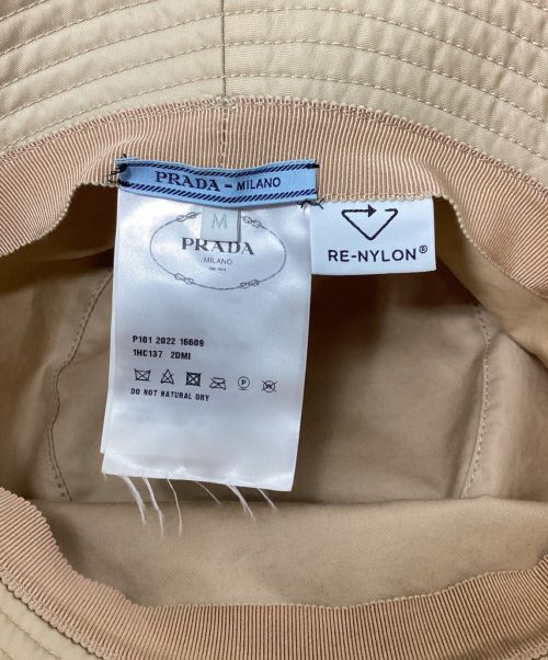 PRADA（プラダ）PRADA (プラダ) Re-Nylon バケットハット ベージュ サイズ:Mの古着・服飾アイテム