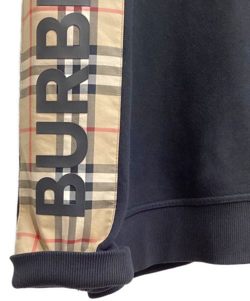 BURBERRY（バーバリー）BURBERRY (バーバリー) アームスリーブノバチェックラバーロゴスウェット（ARM SLEEVE NOVACHECK RUBBER LOGO SWEAT） ブラック サイズ:XLの古着・服飾アイテム