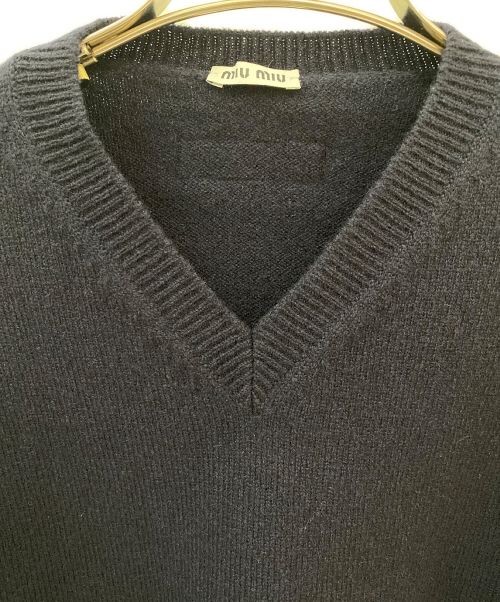 MIU MIU（ミュウミュウ）MIU MIU (ミュウミュウ) カットオフショート丈Vニット ネイビー サイズ:38の古着・服飾アイテム