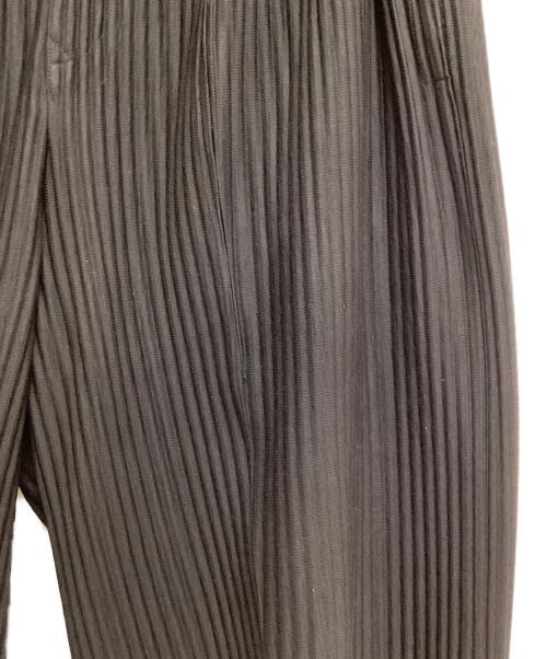 HOMME PLISSE ISSEY MIYAKE（オム プリッセ イッセイ ミヤケ）HOMME PLISSE ISSEY MIYAKE (オムプリッセ イッセイ ミヤケ) プリーツテーパードパンツ ブラック サイズ:3の古着・服飾アイテム