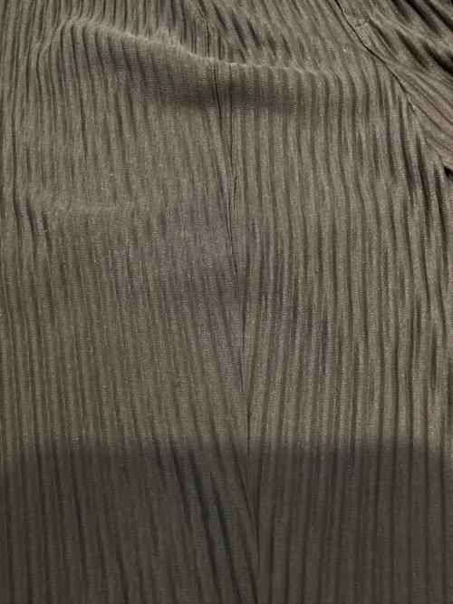 HOMME PLISSE ISSEY MIYAKE（オム プリッセ イッセイ ミヤケ）HOMME PLISSE ISSEY MIYAKE (オムプリッセ イッセイ ミヤケ) プリーツテーパードパンツ ブラック サイズ:3の古着・服飾アイテム