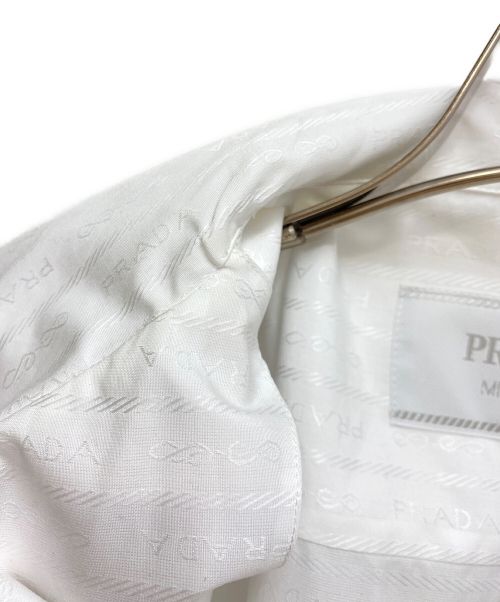 PRADA（プラダ）PRADA (プラダ) 24SS ロゴエンブリダリーシャツ ホワイト サイズ:Mの古着・服飾アイテム