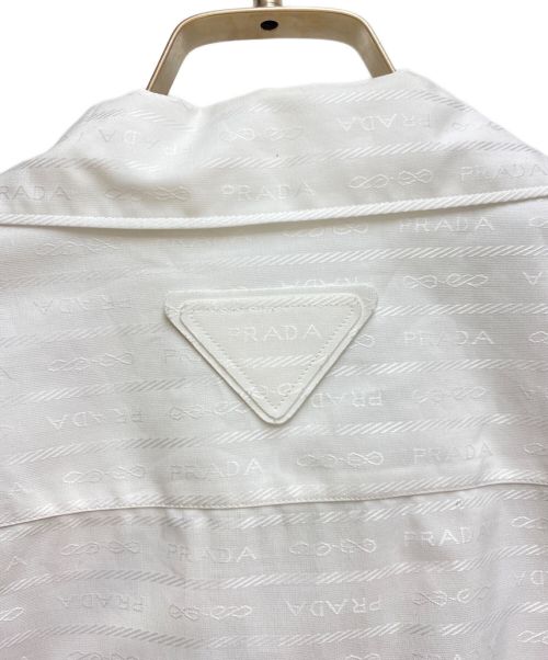 PRADA（プラダ）PRADA (プラダ) 24SS ロゴエンブリダリーシャツ ホワイト サイズ:Mの古着・服飾アイテム