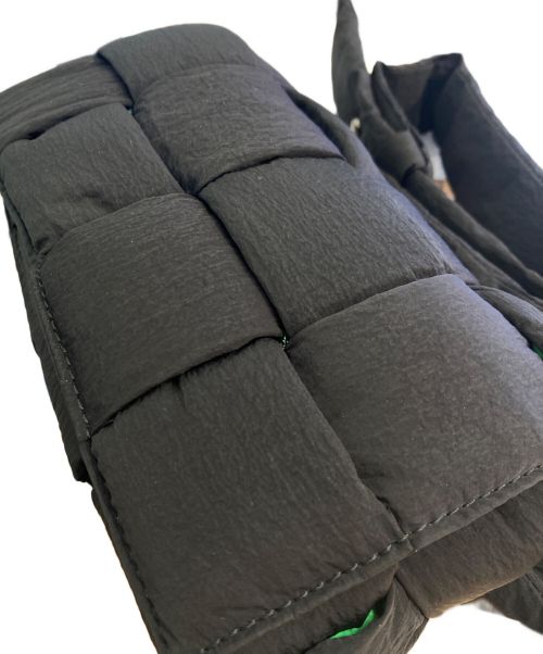 BOTTEGA VENETA（ボッテガベネタ）BOTTEGA VENETA (ボッテガベネタ) パデッドテックカセットベルトバッグ ブラック サイズ:ミニの古着・服飾アイテム