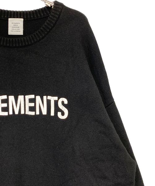 VETEMENTS（ヴェトモン）VETEMENTS (ヴェトモン) フロントロゴニット ブラック サイズ:XLの古着・服飾アイテム