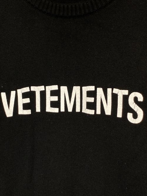 VETEMENTS（ヴェトモン）VETEMENTS (ヴェトモン) フロントロゴニット ブラック サイズ:XLの古着・服飾アイテム