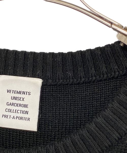 VETEMENTS（ヴェトモン）VETEMENTS (ヴェトモン) フロントロゴニット ブラック サイズ:XLの古着・服飾アイテム