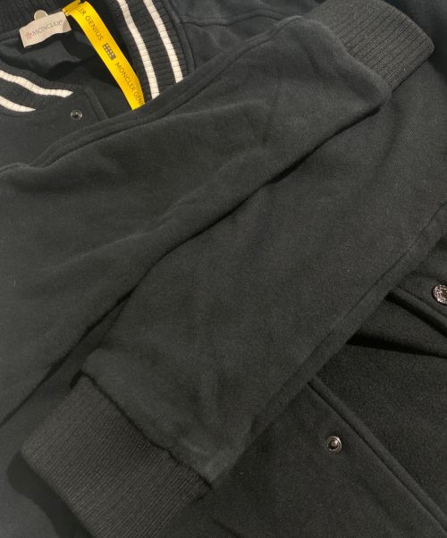 MONCLER GENIUS（モンクレール ジーニアス）MONCLER GENIUS (モンクレール ジーニアス) FRAGMENT DESIGN (フラグメントデザイン) 23AW ×FRAGMENT DESIGN(フラグメントデザイン) スタジャン ブラック サイズ:Lの古着・服飾アイテム