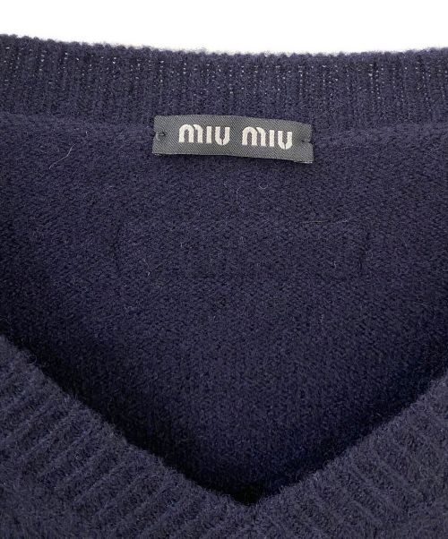 MIU MIU（ミュウミュウ）MIU MIU (ミュウミュウ) バックロゴVネックニット ネイビー サイズ:46の古着・服飾アイテム