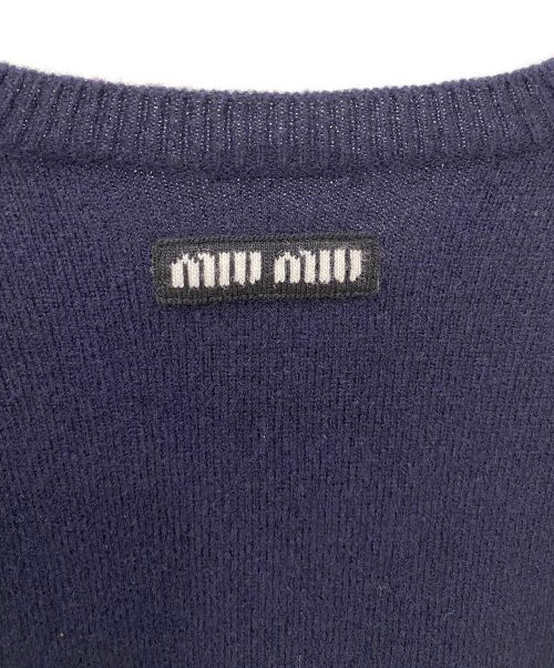 MIU MIU（ミュウミュウ）MIU MIU (ミュウミュウ) バックロゴVネックニット ネイビー サイズ:46の古着・服飾アイテム