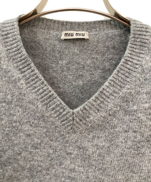 MIU MIU（ミュウミュウ）MIU MIU (ミュウミュウ) Vネックバックロゴニット グレー サイズ:42の古着・服飾アイテム