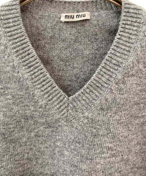 MIU MIU（ミュウミュウ）MIU MIU (ミュウミュウ) Vネックバックロゴニット グレー サイズ:38の古着・服飾アイテム