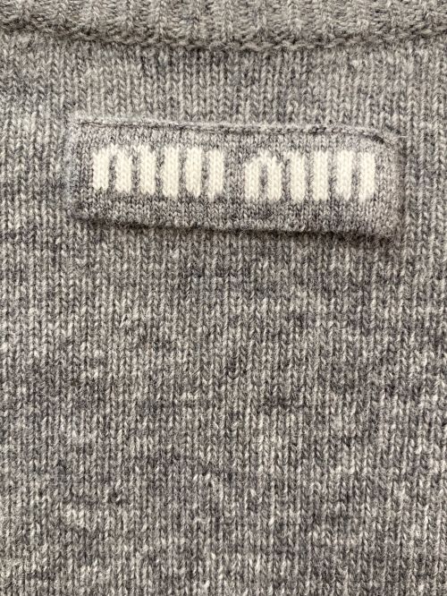 MIU MIU（ミュウミュウ）MIU MIU (ミュウミュウ) Vネックバックロゴニット グレー サイズ:38の古着・服飾アイテム