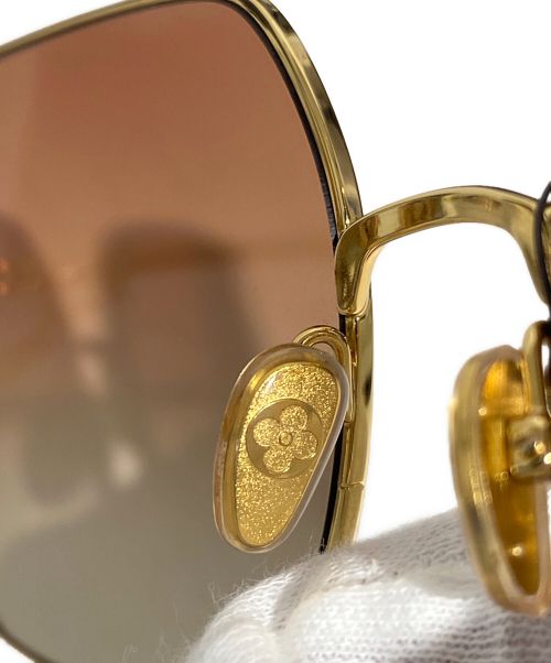LOUIS VUITTON（ルイ ヴィトン）LOUIS VUITTON (ルイ ヴィトン) LV Charm Square Sunglasses（LVチャーム スクエア サングラス） ゴールド サイズ:60◻︎18の古着・服飾アイテム