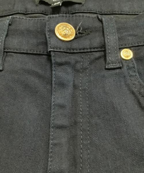VERSUS（ヴェルサス）VERSUS (ヴェルサス) ジップデザインデニムパンツ ブラック サイズ:29 未使用品の古着・服飾アイテム