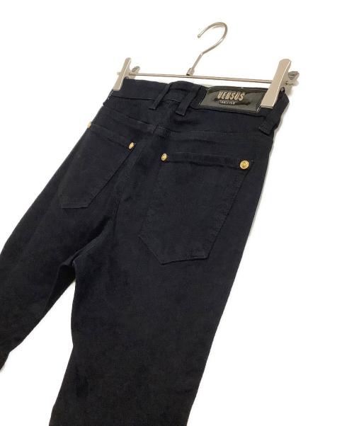 VERSUS（ヴェルサス）VERSUS (ヴェルサス) ジップデザインデニムパンツ ブラック サイズ:29 未使用品の古着・服飾アイテム