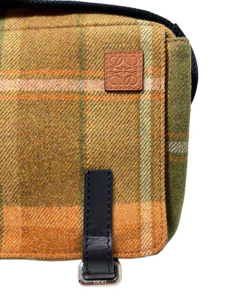 LOEWE（ロエベ）LOEWE (ロエベ) Military Xs Messenger Bag（ミリタリー Xs メッセンジャーバッグ） カーキ×オレンジ サイズ:-の古着・服飾アイテム