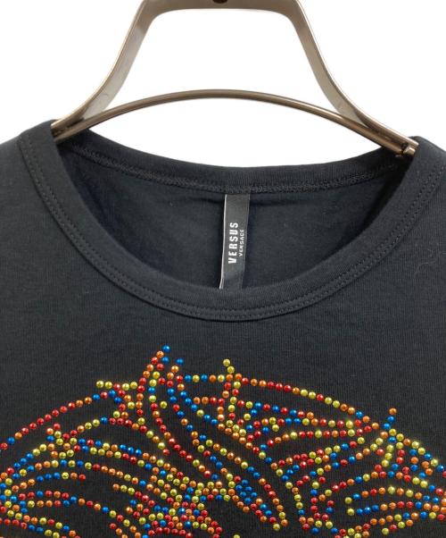 VERSUS（ヴェルサス）VERSUS (ヴェルサス) ラインストーン装飾Tシャツ ブラック サイズ:Sの古着・服飾アイテム