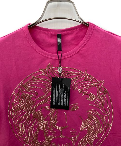 VERSUS（ヴェルサス）VERSUS (ヴェルサス) ラインストーン装飾Tシャツ ピンク サイズ:S 未使用品の古着・服飾アイテム