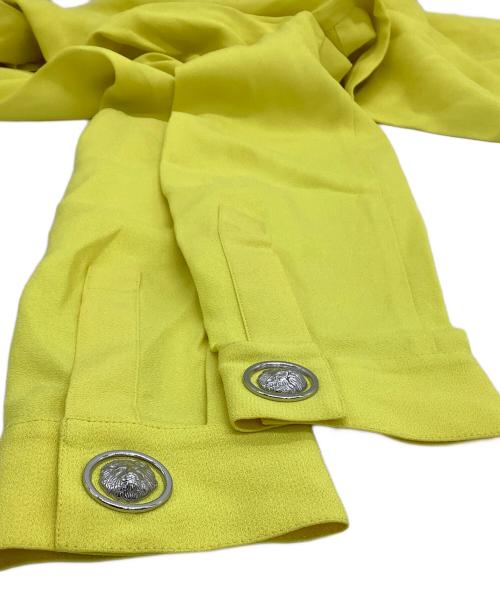 VERSUS（ヴェルサス）VERSUS (ヴェルサス) ボタン装飾ブラウス イエロー サイズ:36 未使用品の古着・服飾アイテム