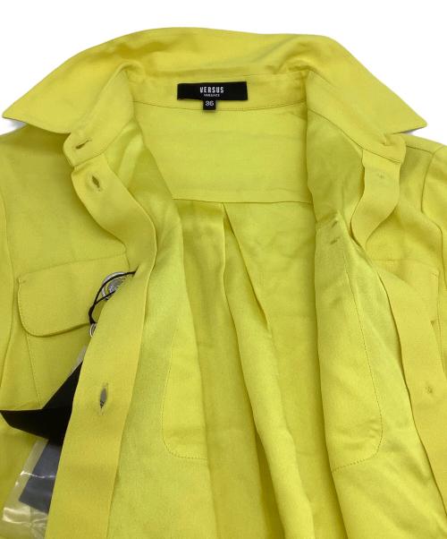 VERSUS（ヴェルサス）VERSUS (ヴェルサス) ボタン装飾ブラウス イエロー サイズ:36 未使用品の古着・服飾アイテム