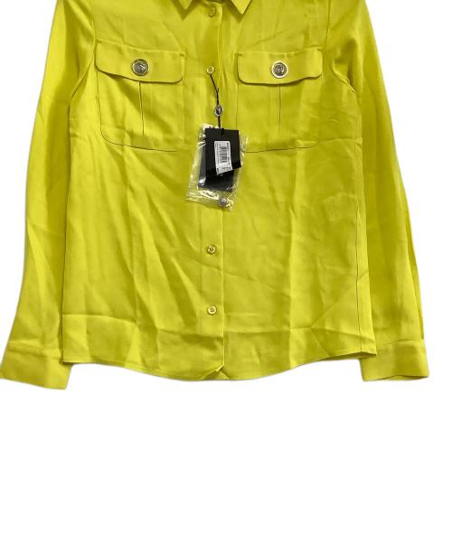 VERSUS（ヴェルサス）VERSUS (ヴェルサス) ボタン装飾ブラウス イエロー サイズ:36 未使用品の古着・服飾アイテム
