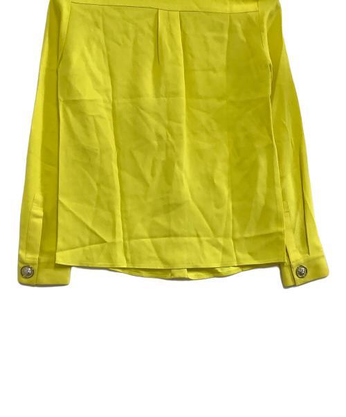 VERSUS（ヴェルサス）VERSUS (ヴェルサス) ボタン装飾ブラウス イエロー サイズ:36 未使用品の古着・服飾アイテム