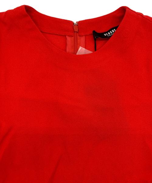 VERSUS（ヴェルサス）VERSUS (ヴェルサス) ブラウス レッド サイズ:38 未使用品の古着・服飾アイテム