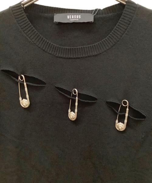 VERSUS（ヴェルサス）VERSUS (ヴェルサス) ピンデザイン半袖ニット ブラック サイズ:42の古着・服飾アイテム