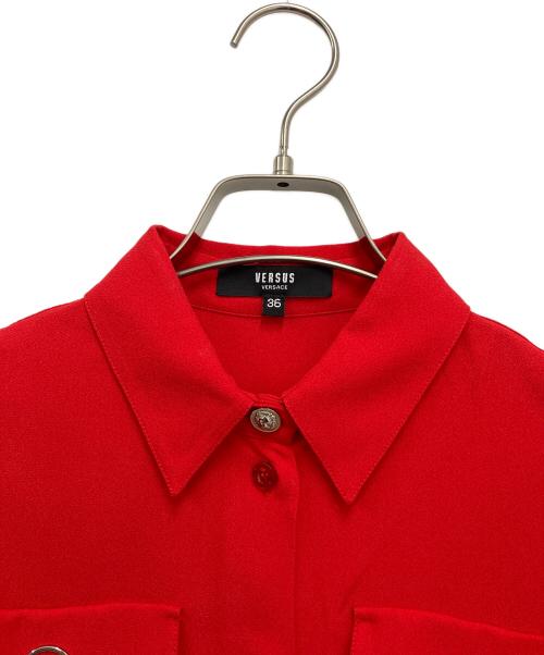 VERSUS（ヴェルサス）VERSUS (ヴェルサス) ボタン装飾ブラウス レッド サイズ:36の古着・服飾アイテム