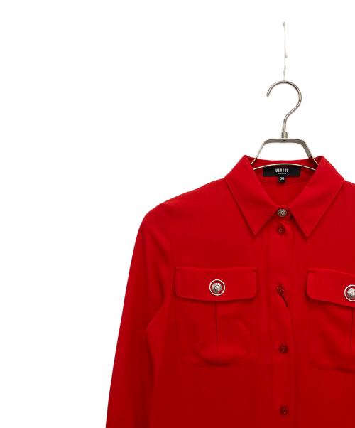 VERSUS（ヴェルサス）VERSUS (ヴェルサス) ボタン装飾ブラウス レッド サイズ:36の古着・服飾アイテム