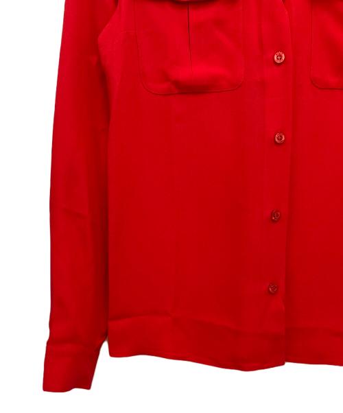 VERSUS（ヴェルサス）VERSUS (ヴェルサス) ボタン装飾ブラウス レッド サイズ:36の古着・服飾アイテム