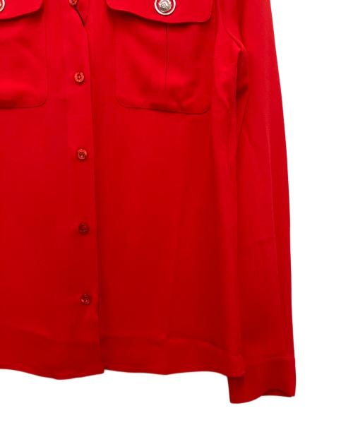 VERSUS（ヴェルサス）VERSUS (ヴェルサス) ボタン装飾ブラウス レッド サイズ:36の古着・服飾アイテム